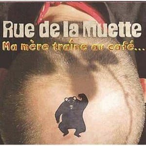 Ma mere traine au cafe...
