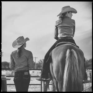 Tudor Way Plays Country